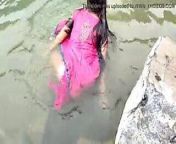 The girl of the village was washing clothes, then she fucked from village aunty washing clothes in river