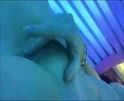 Masturbation dans une cabine UV from uv clip