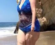 Madura loira do bundao se exibindo na praia from exibindo na praia