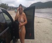 Angelica milf na praia de bikini fio dental se exibindo from lizzie na praia de nudis