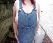 Wife in wellingtons and dungarees in the yard from 惠灵顿怎么约附近的人薇信1646224 qiov