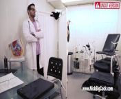 This young woman goes to the gynecologist for the first time and this fake doctor has sex with her from sex arab por