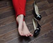 Naked feet in mistress shoes puts on nylon socks from imgchili nakeduvorsri naked pi